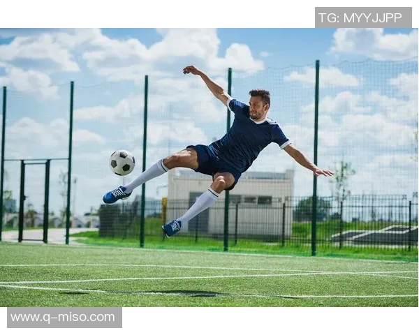 足球明星身着球衣的精彩瞬间展现运动魅力与个人风采