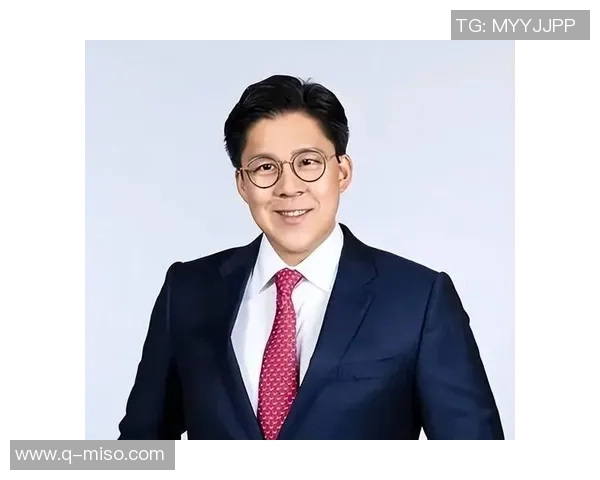 霍启刚家族背景揭秘及其与足球明星的紧密联系